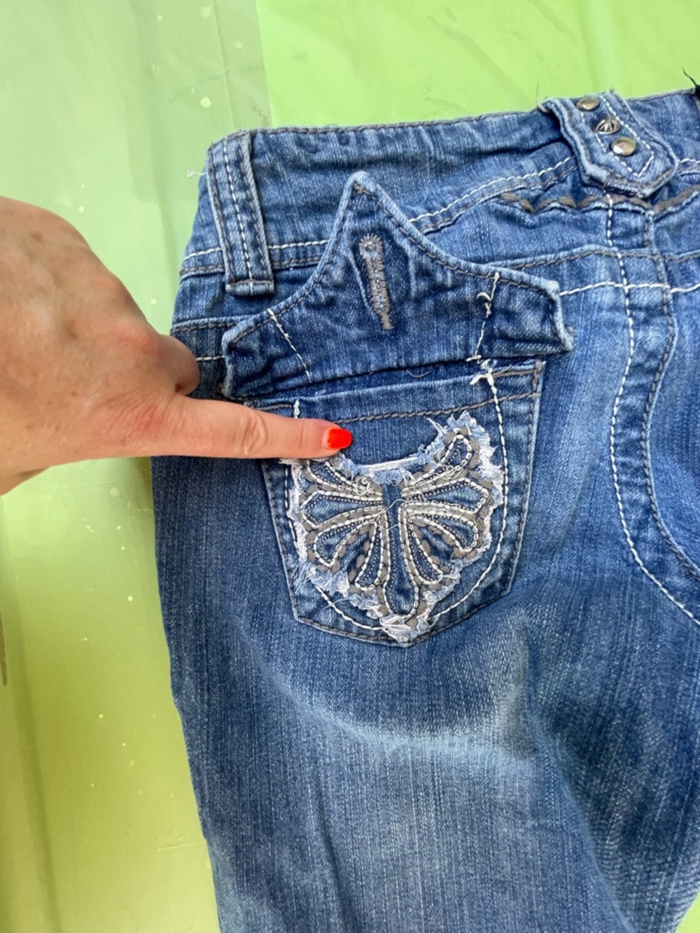 LOW RISE BOOT LEG JOLT JEANS WITH EMBROILED FLAP POCKETS LIGHT SIZE 1 JUNIORS - Picture 4 of 15
